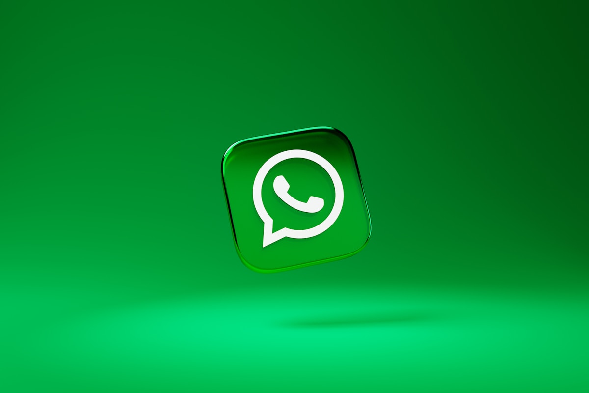 WhatsApp Liquid Glass iOS interfaz rediseño visual meta 2026