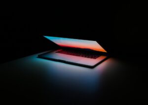 MacBook M5 exploit seguridad Anthropic Mythos vulnerabilidad kernel macOS