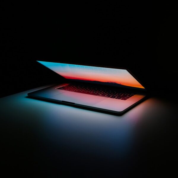 MacBook M5 exploit seguridad Anthropic Mythos vulnerabilidad kernel macOS