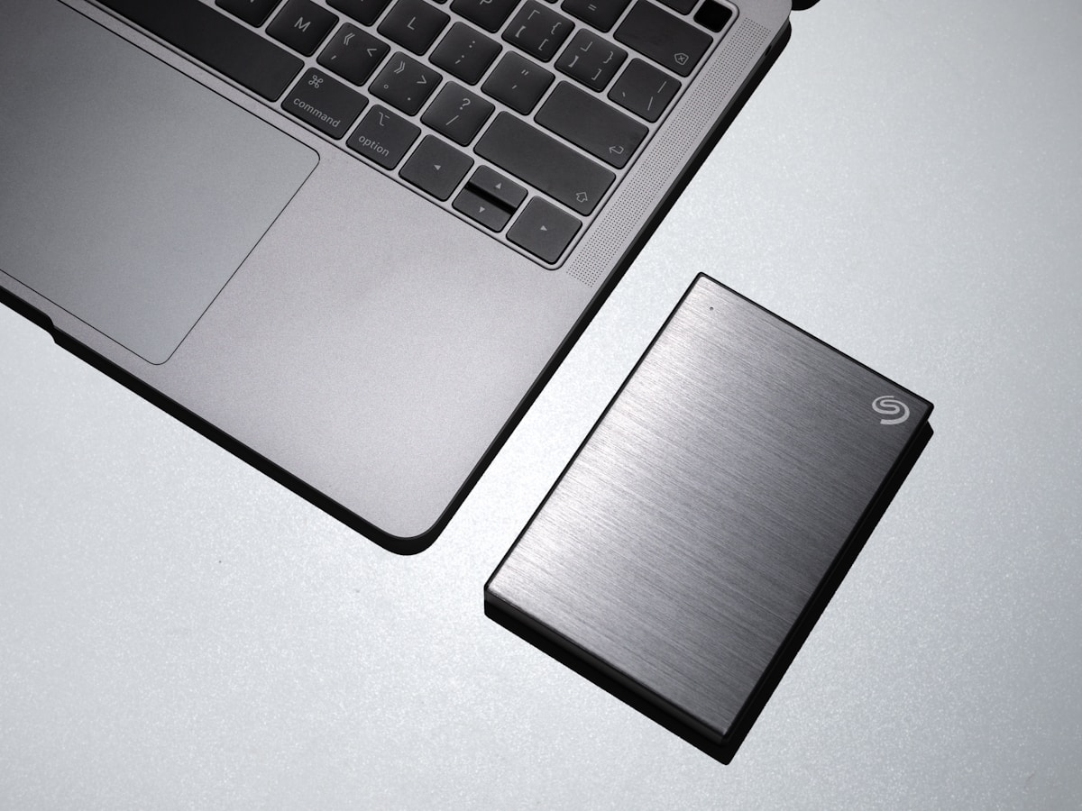 Componentes de laptop y SSD NVMe para mejora de rendimiento