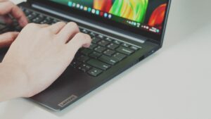 reemplazar pantalla Lenovo laptop guia DIY reparacion pantalla rota Costa Rica