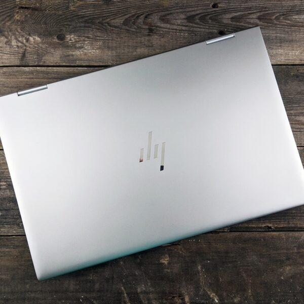 Pantalla de recuperacion BitLocker en laptop HP afectada por actualizacion de BIOS