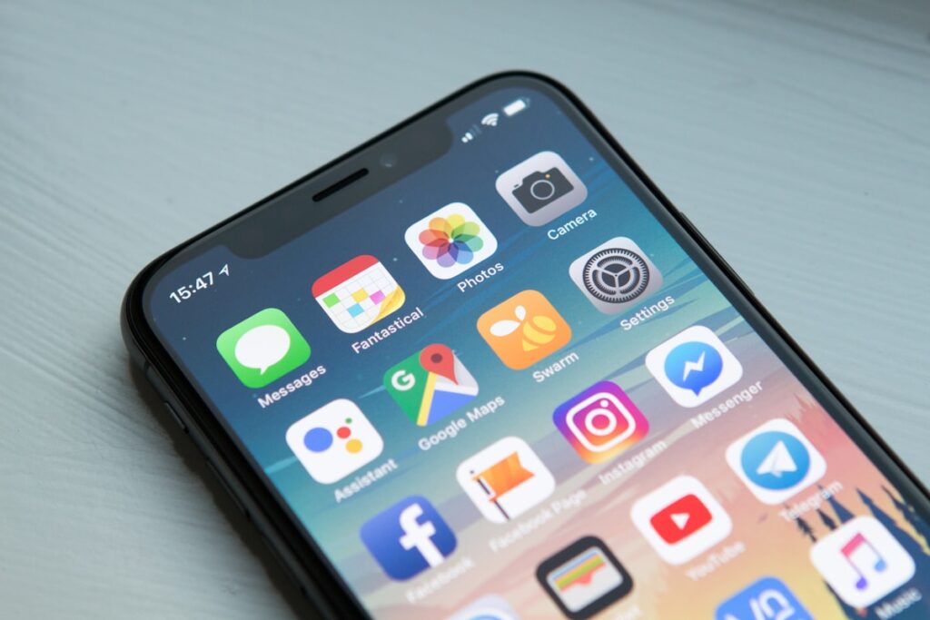 Actualizaciones de software mayo 2026 WhatsApp Liquid Glass Samsung One UI 9 Windows 11
