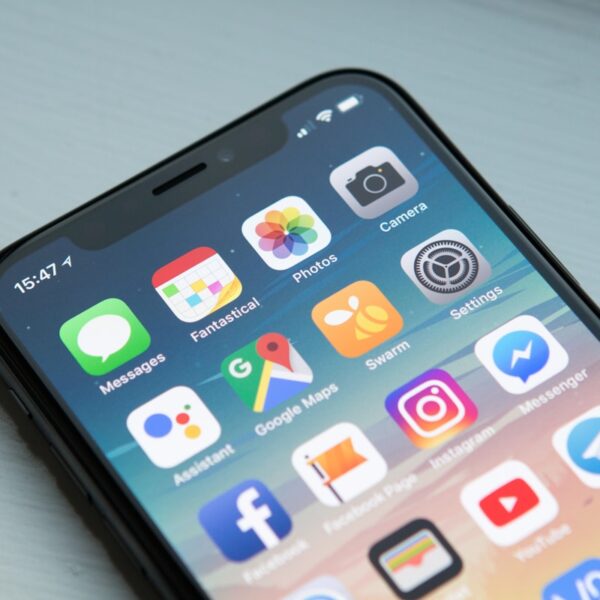 Actualizaciones de software mayo 2026 WhatsApp Liquid Glass Samsung One UI 9 Windows 11