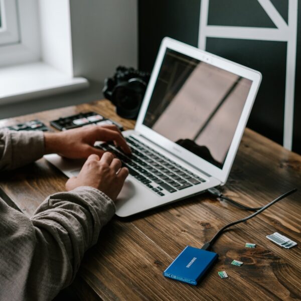 Persona usando laptop para diagnóstico de almacenamiento SSD