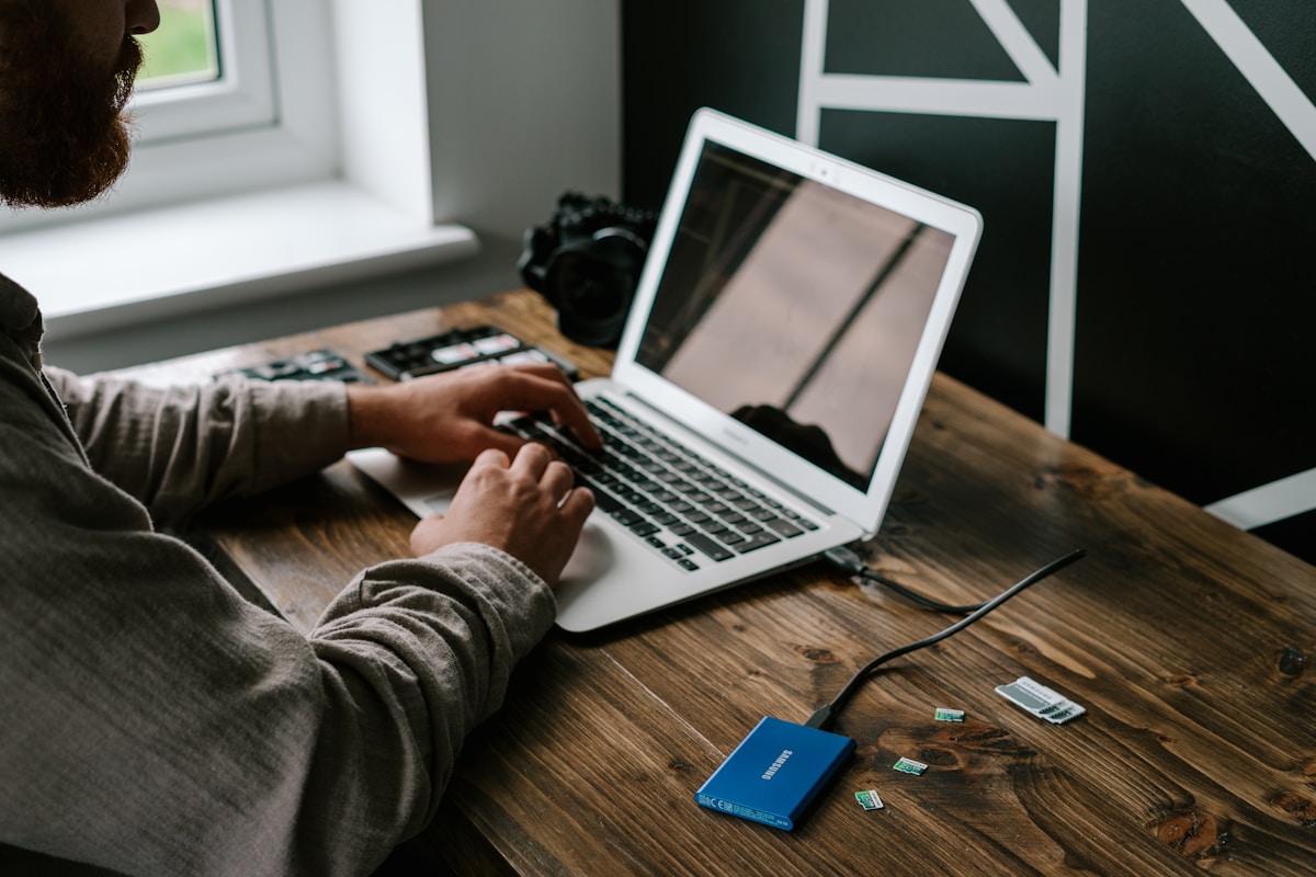 Persona usando laptop para diagnóstico de almacenamiento SSD