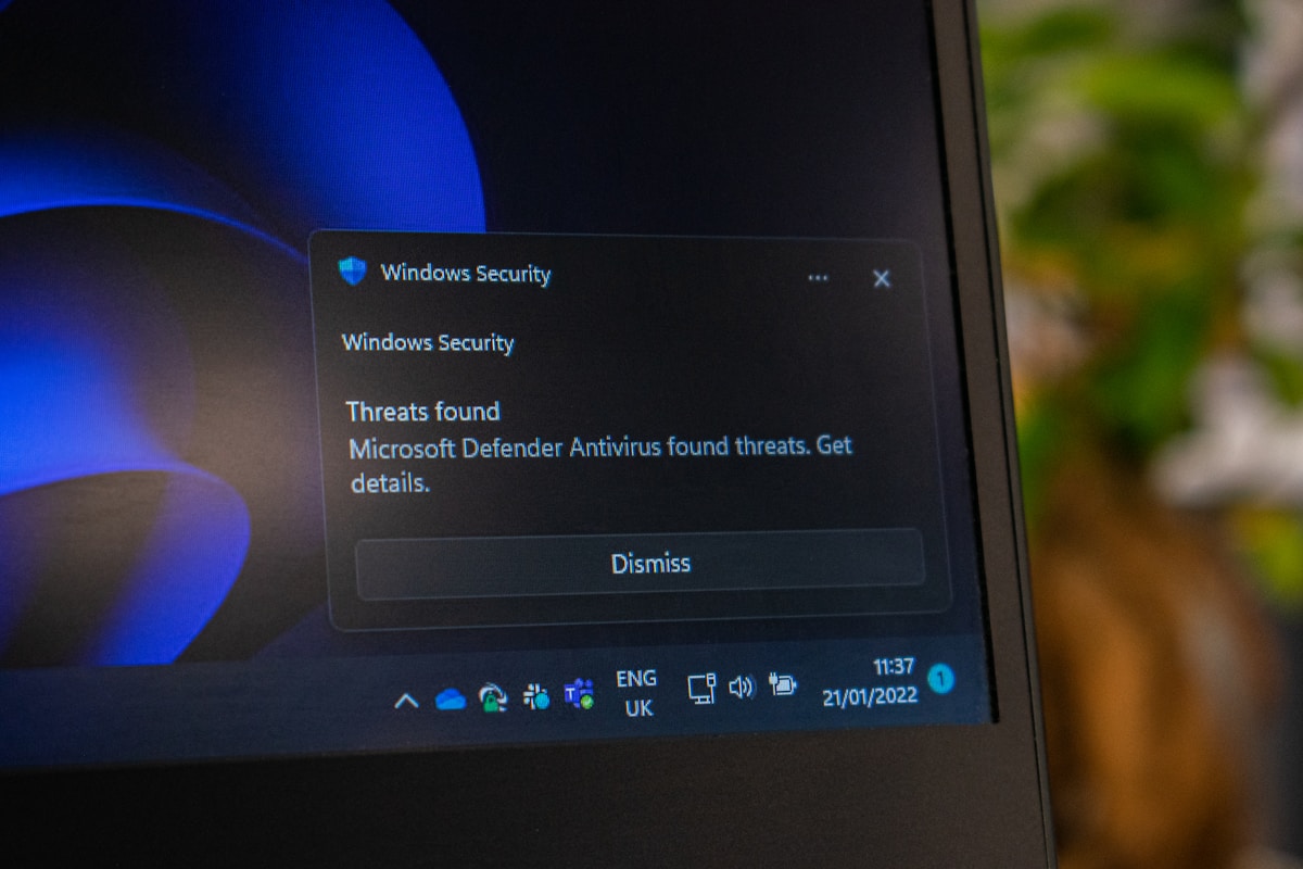 Pantalla de laptop con boton de Seguridad de Windows destacado verificacion Secure Boot