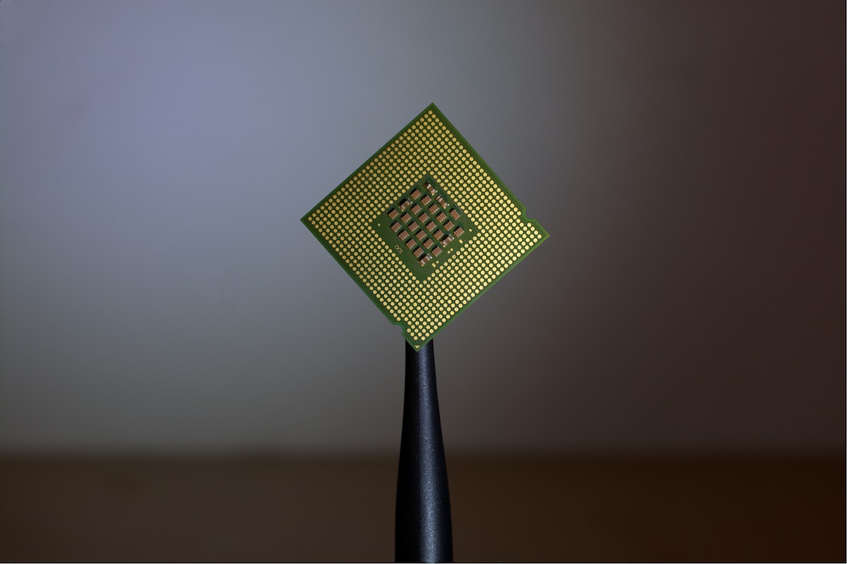 Persona sosteniendo un procesador semiconductor — chip Nvidia N1X ARM para laptops