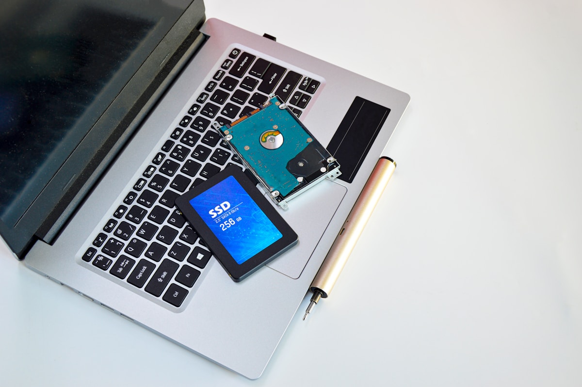 Laptop abierta sobre escritorio lista para upgrade de disco duro a SSD