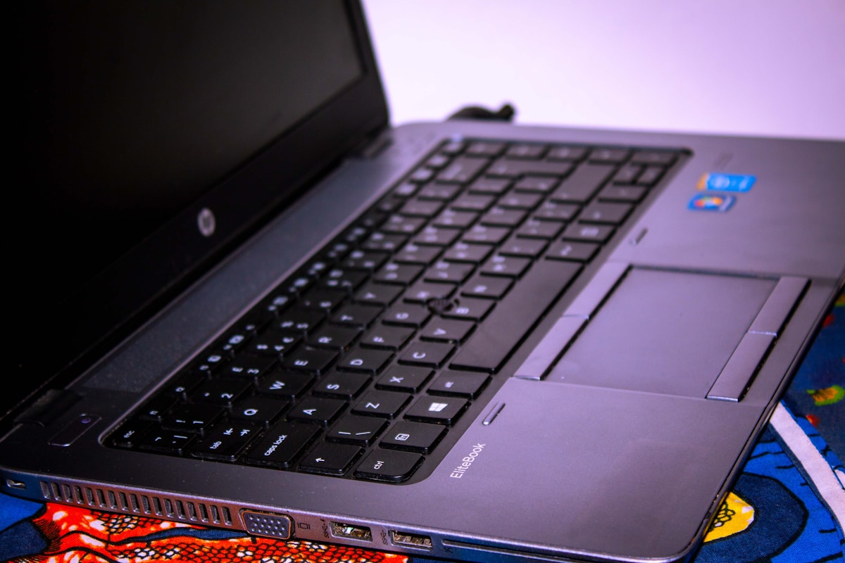 Configuracion de seguridad UEFI y Secure Boot en laptop HP