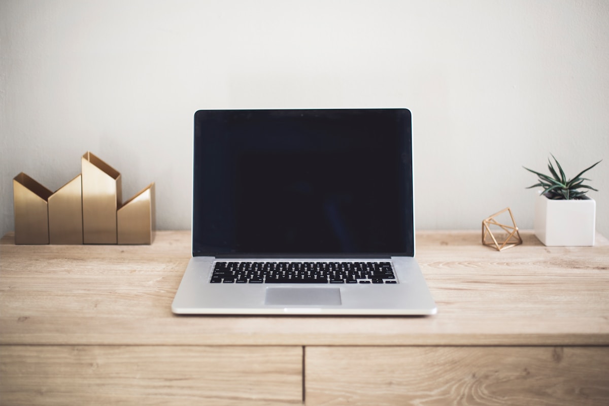 MacBook Pro sobre mesa de trabajo — laptops modernas y chips de nueva generación