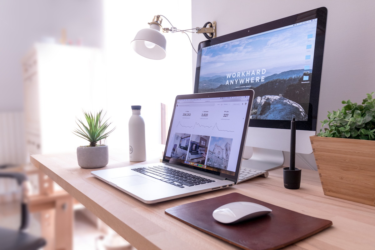 Espacio de trabajo moderno con monitor ultrawide - TecniSistemas CR