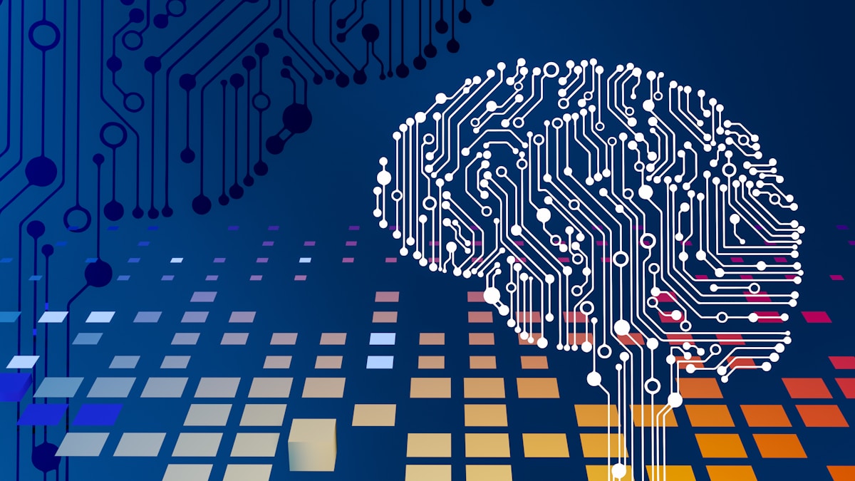 Circuito electronico con cerebro simbolizando inteligencia artificial y tecnologia