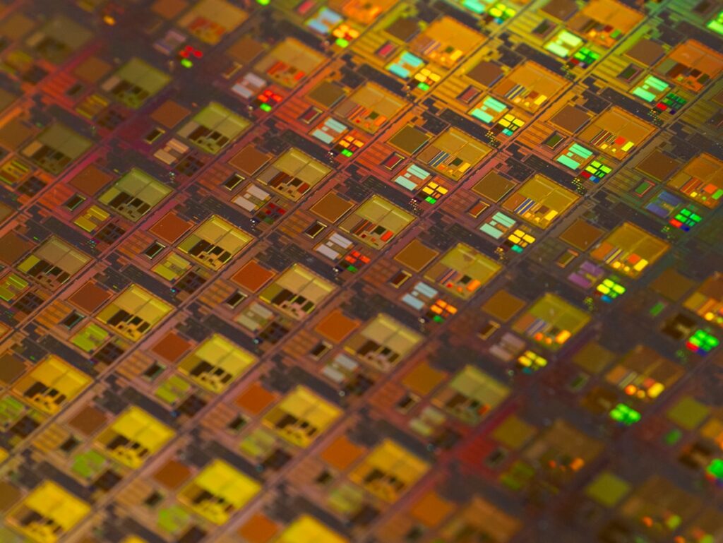 Fabrica de semiconductores con chip wafer iluminado en primer plano