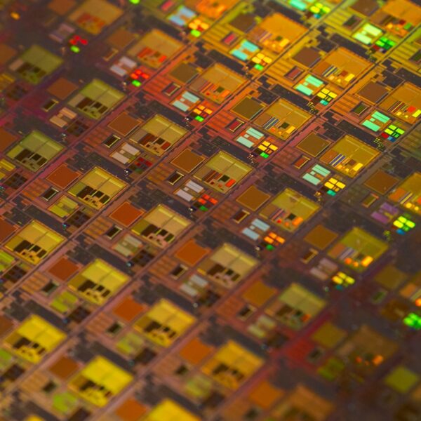 Fabrica de semiconductores con chip wafer iluminado en primer plano