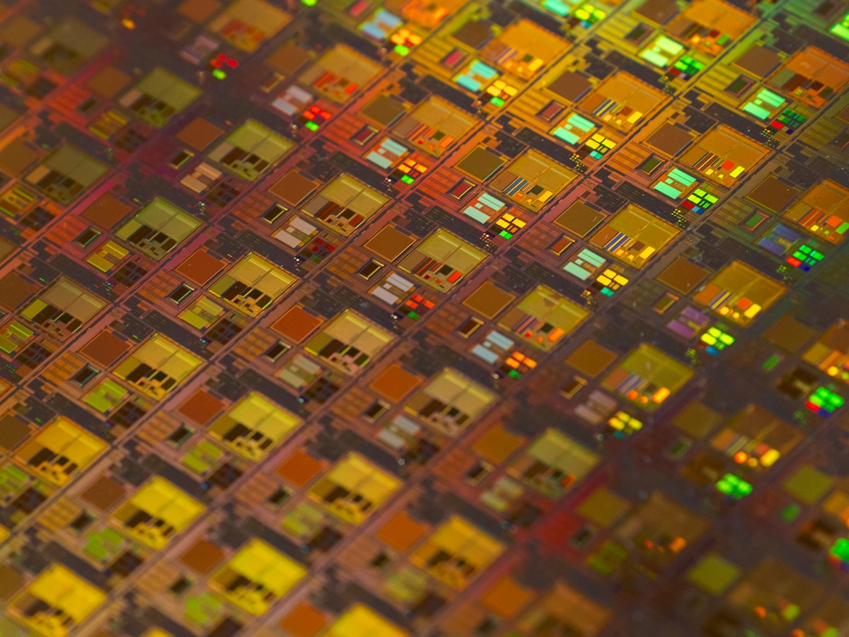Fabrica de semiconductores con chip wafer iluminado en primer plano