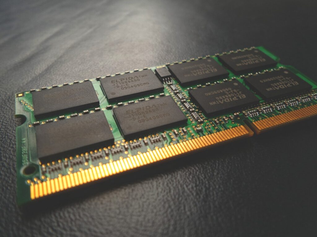 Memoria RAM DDR5 SODIMM para laptop sobre placa base verde - crisis precios RAM 2026