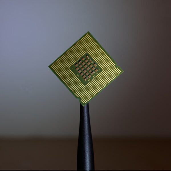 Procesador AMD chip visto de cerca sobre placa madre
