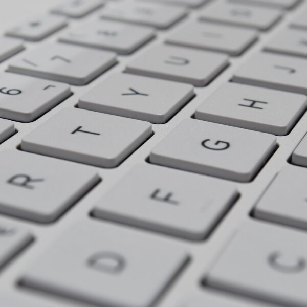 Teclado blanco con prompt de inteligencia artificial y productividad digital