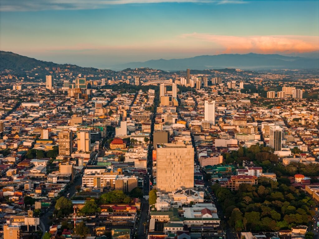 Vista aérea de San José Costa Rica con edificios representando transformación digital