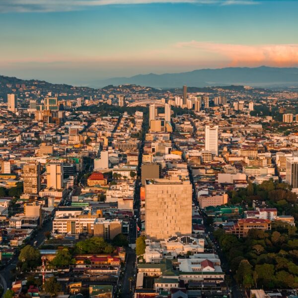 Vista aérea de San José Costa Rica con edificios representando transformación digital