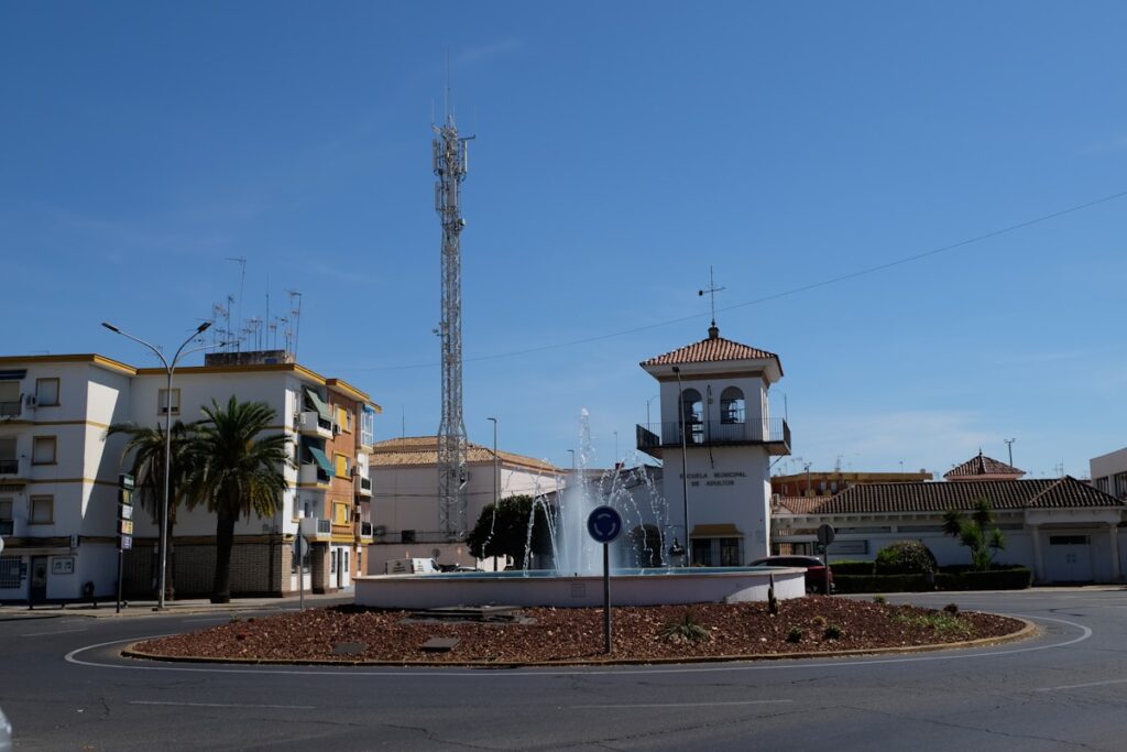 Torre de telecomunicaciones 5G en paisaje urbano costarricense