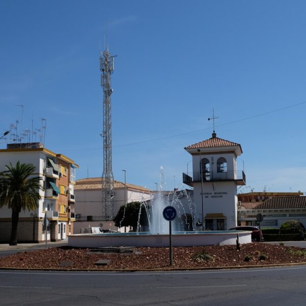 Torre de telecomunicaciones 5G en paisaje urbano costarricense