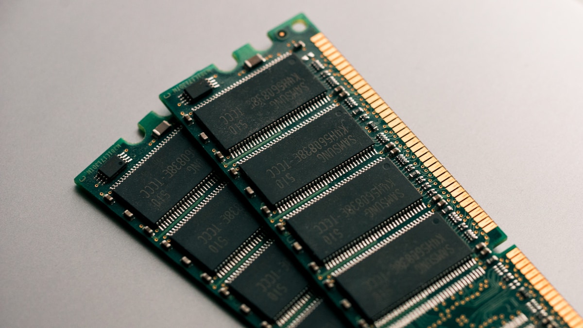 Circuito electronico placa base computadora con chips memoria - crisis precios RAM 2026