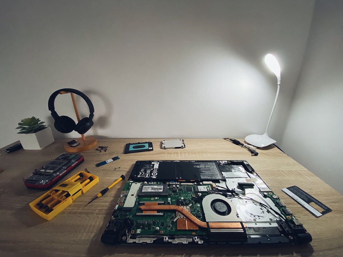Laptop sobre escritorio lista para diagnostico y reparacion en Costa Rica