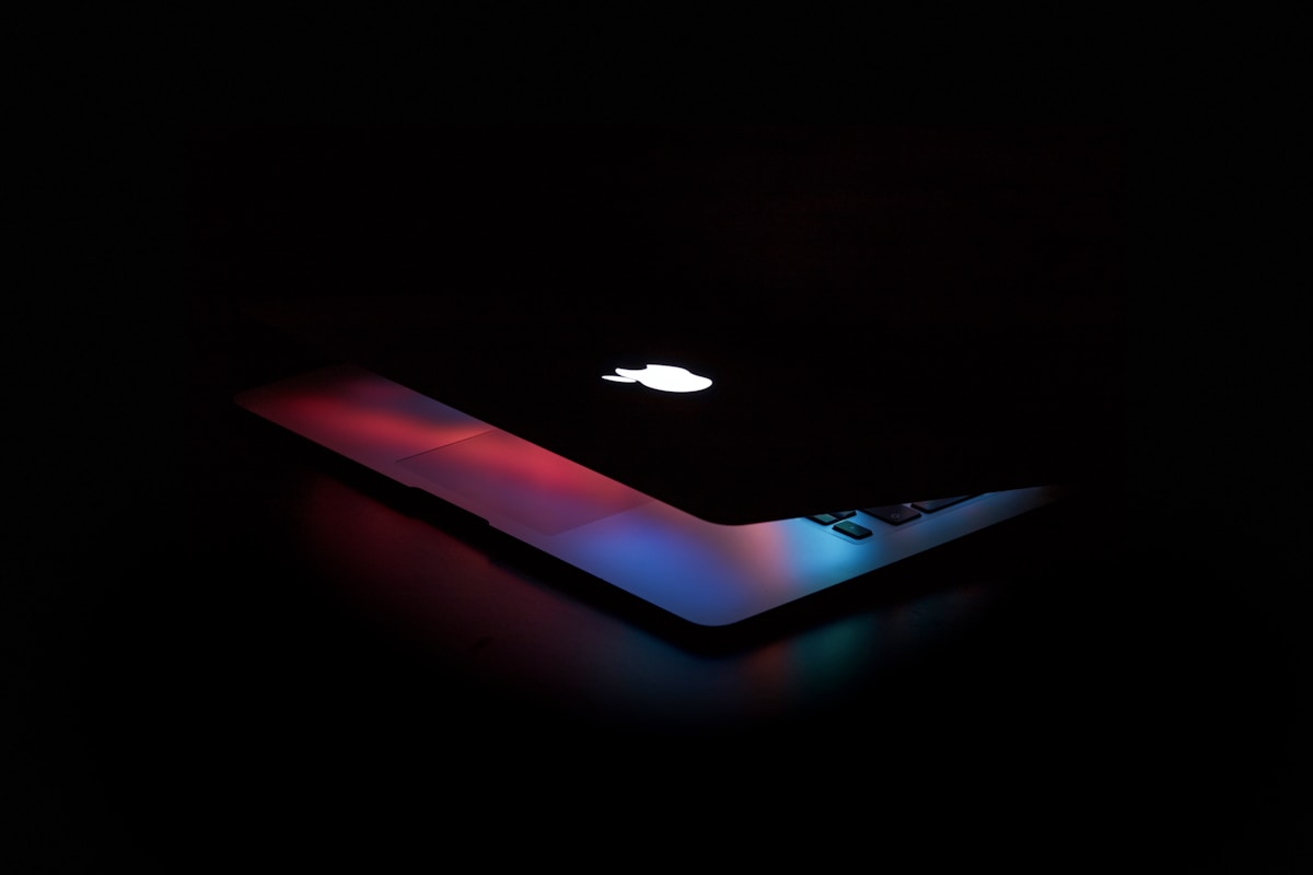 Apple logo brillante en MacBook laptop moderna
