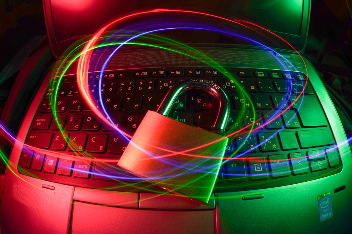Candado de seguridad sobre laptop con estela de luz — concepto de ciberseguridad Windows
