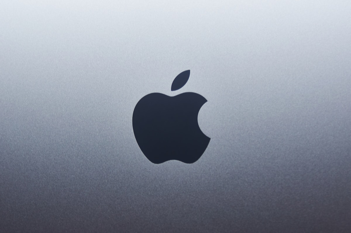 Logo de Apple en superficie azul representando subida de precios