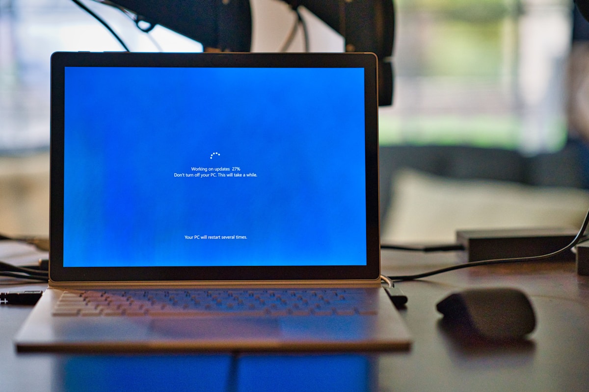 Pantalla de laptop mostrando proceso de actualizacion de Windows 11