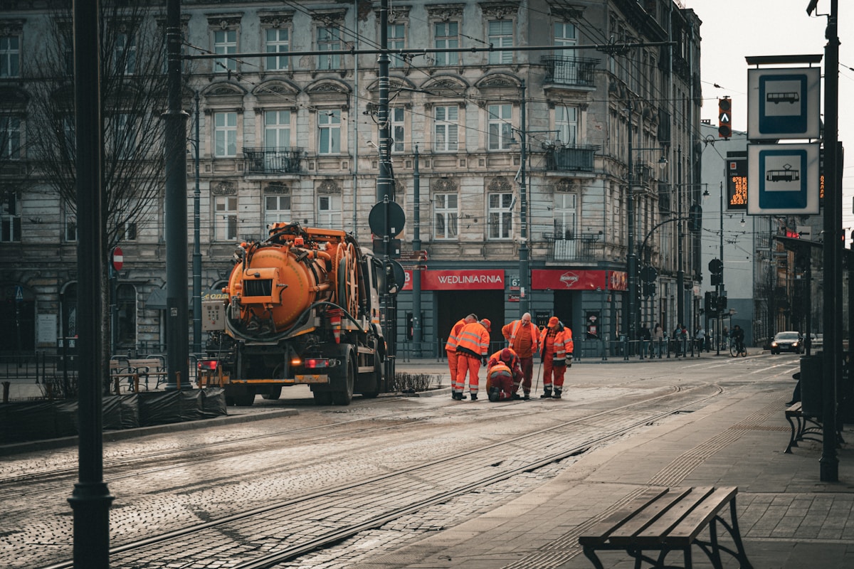 Trabajadores instalando infraestructura de telecomunicaciones 5G