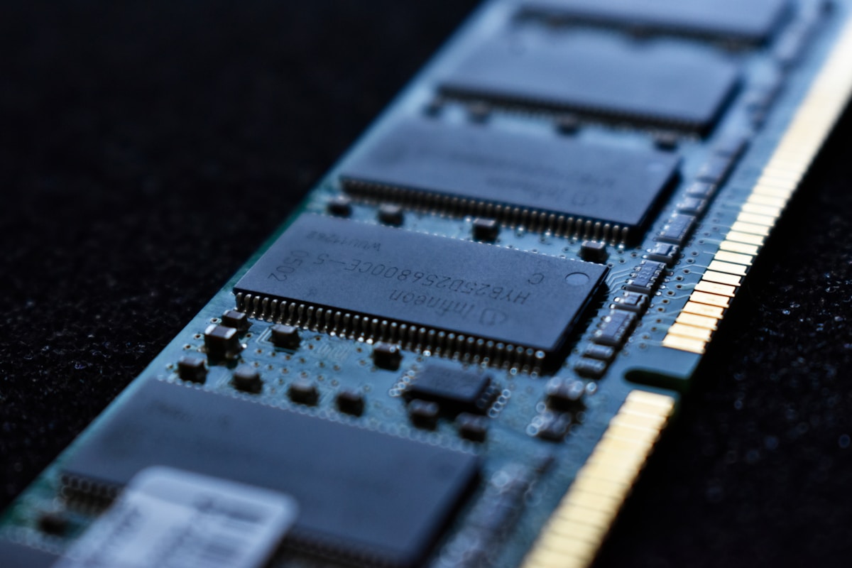 Modulo RAM DDR5 primer plano macro chips memoria - crisis precios RAM 2026