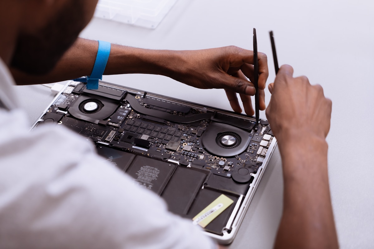 Tecnico reparando laptop danada por actualizacion fallida de Windows