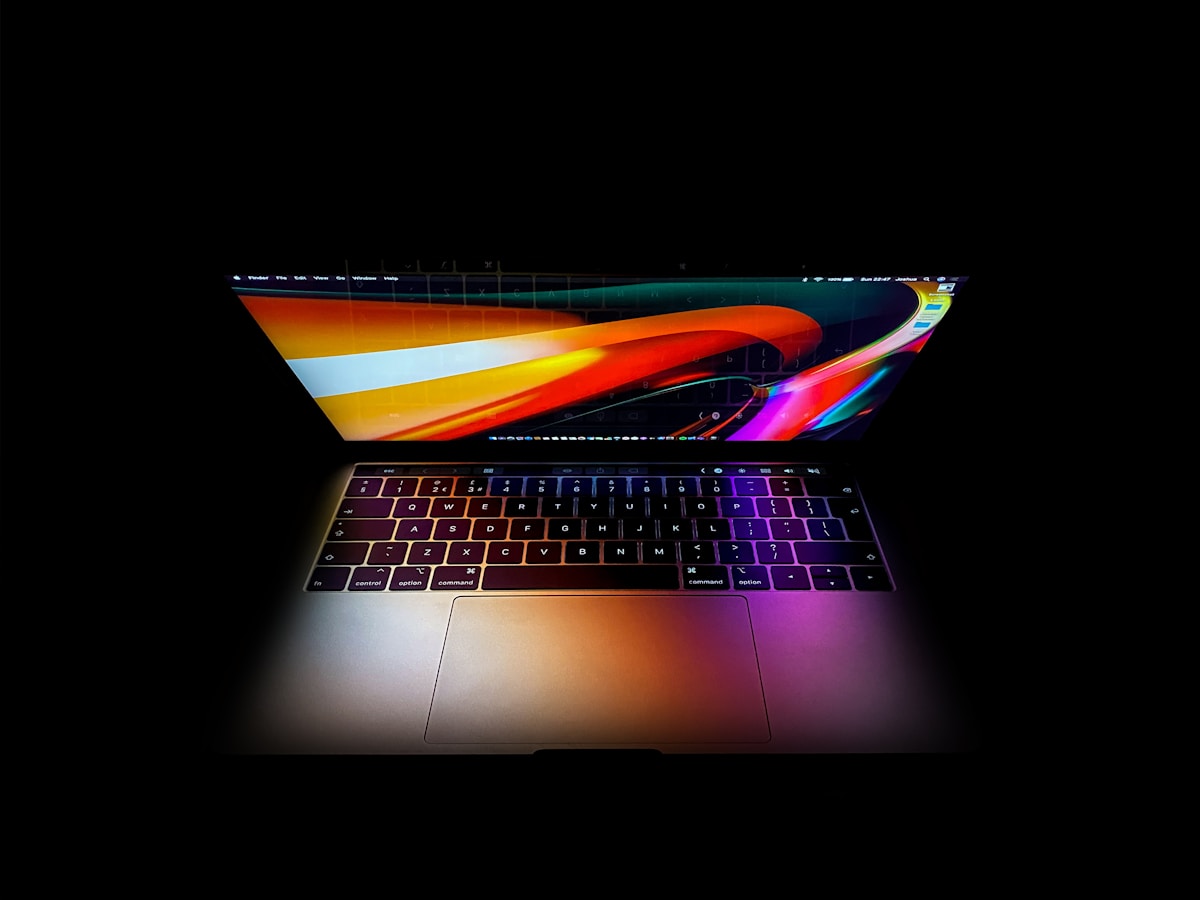 MacBook Pro pantalla OLED colores vibrantes tecnología