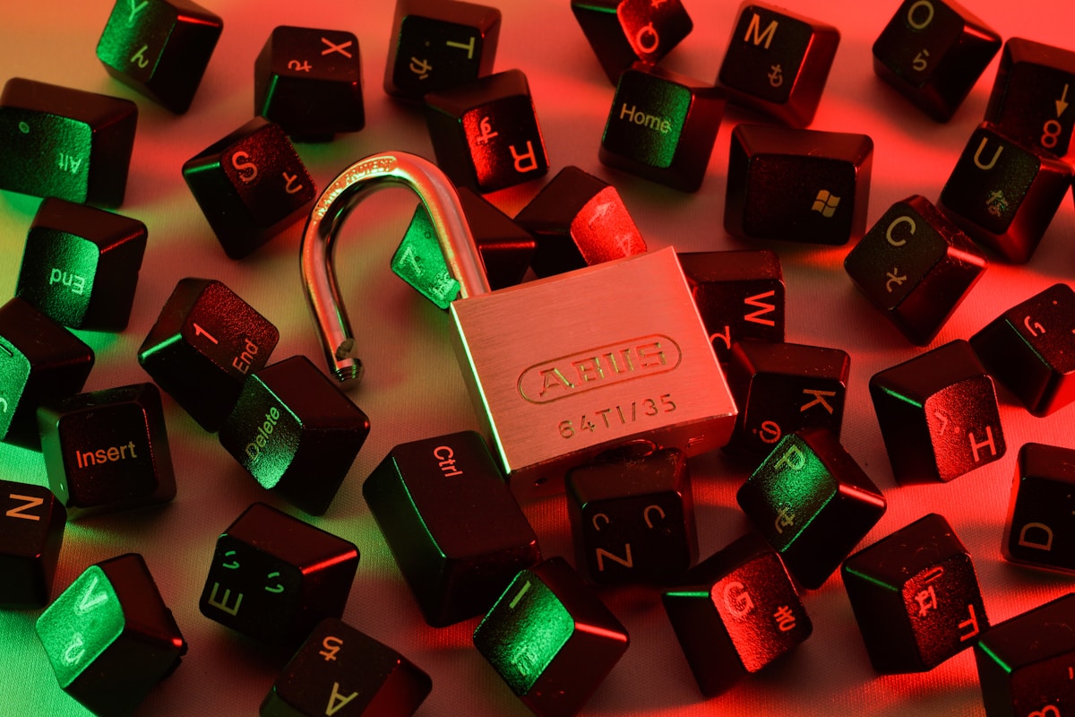 Candado rojo sobre teclado — concepto de seguridad informática y acceso no autorizado