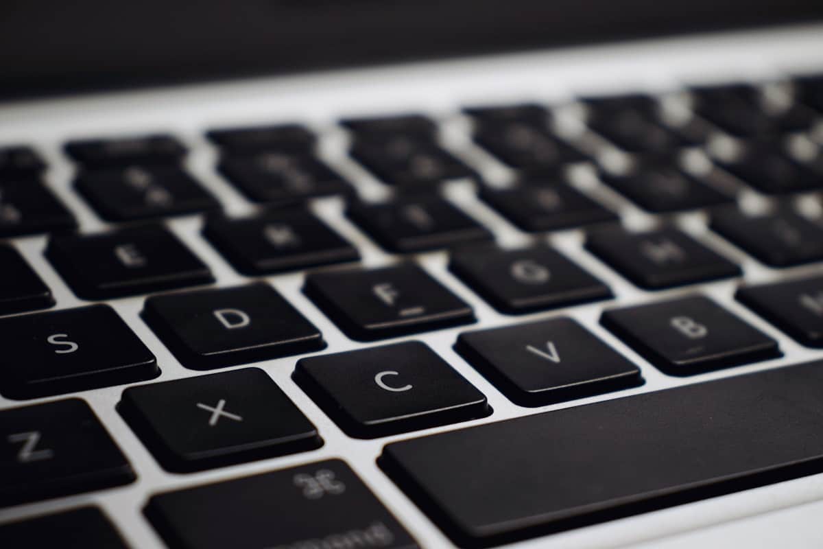 Laptop plateada con workspace de productividad e inteligencia artificial