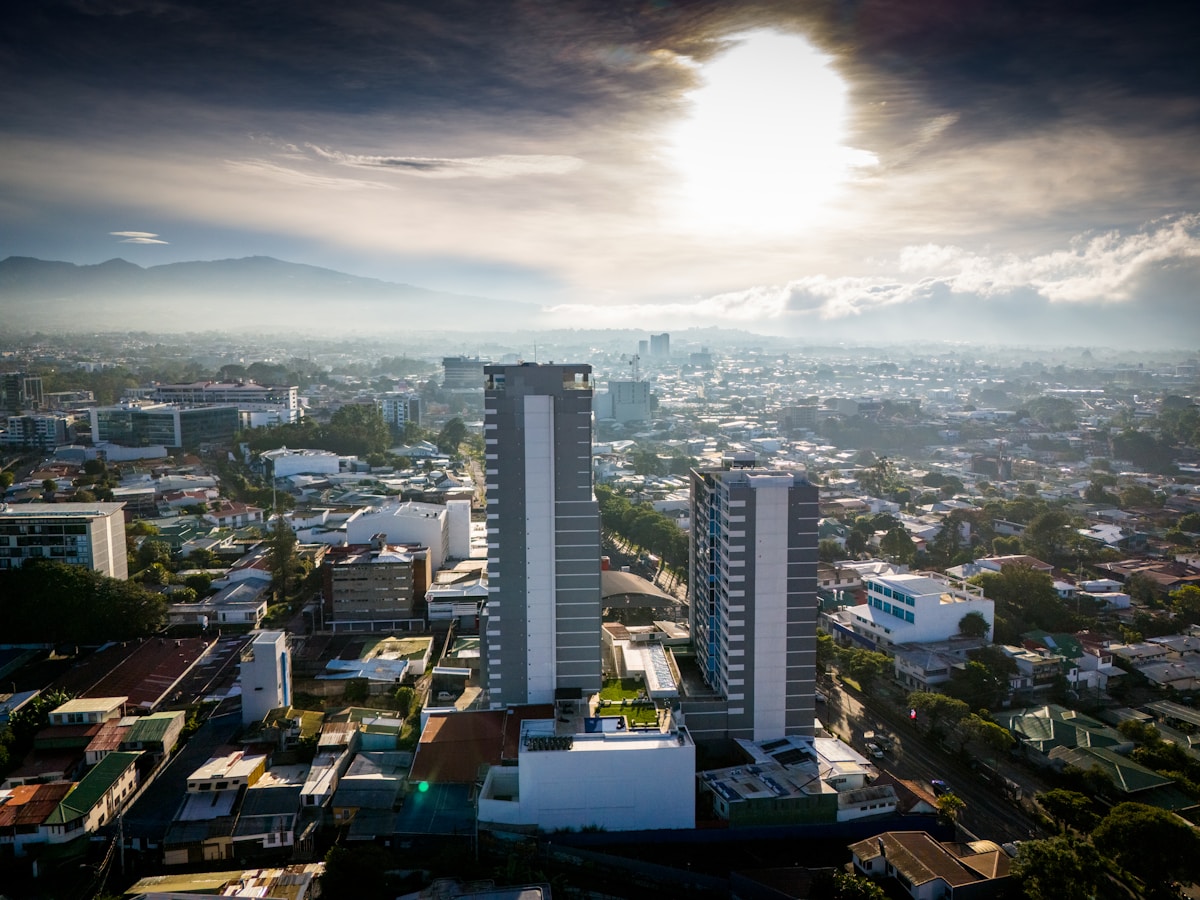 Vista de ciudad con edificios altos simbolizando avance tecnológico en Costa Rica