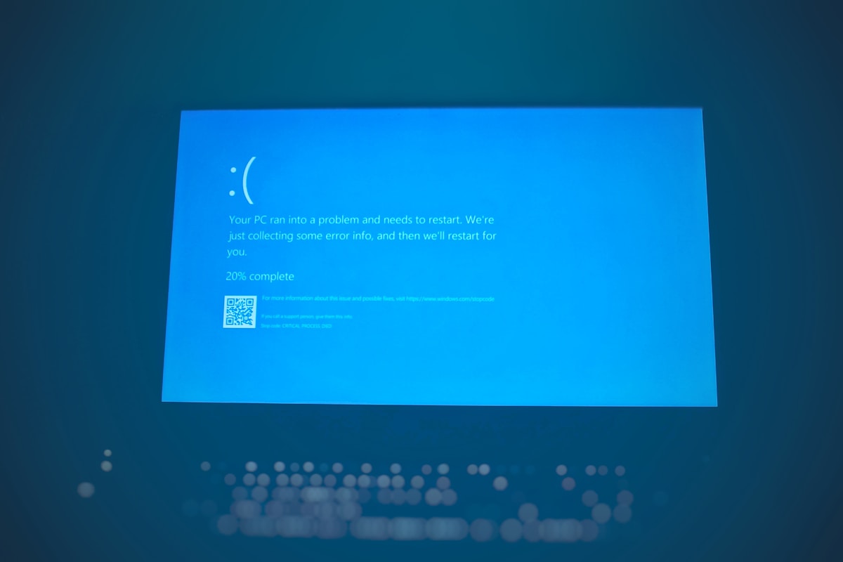 Monitor de computadora mostrando pantalla azul de error de Windows tras actualizacion