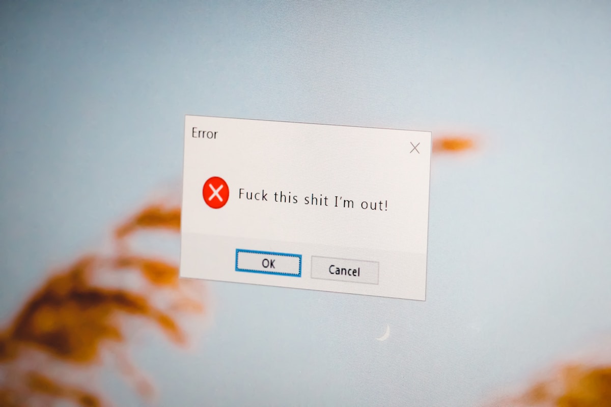 Pantalla de computadora con mensaje de alerta del sistema tras fallo de actualizacion