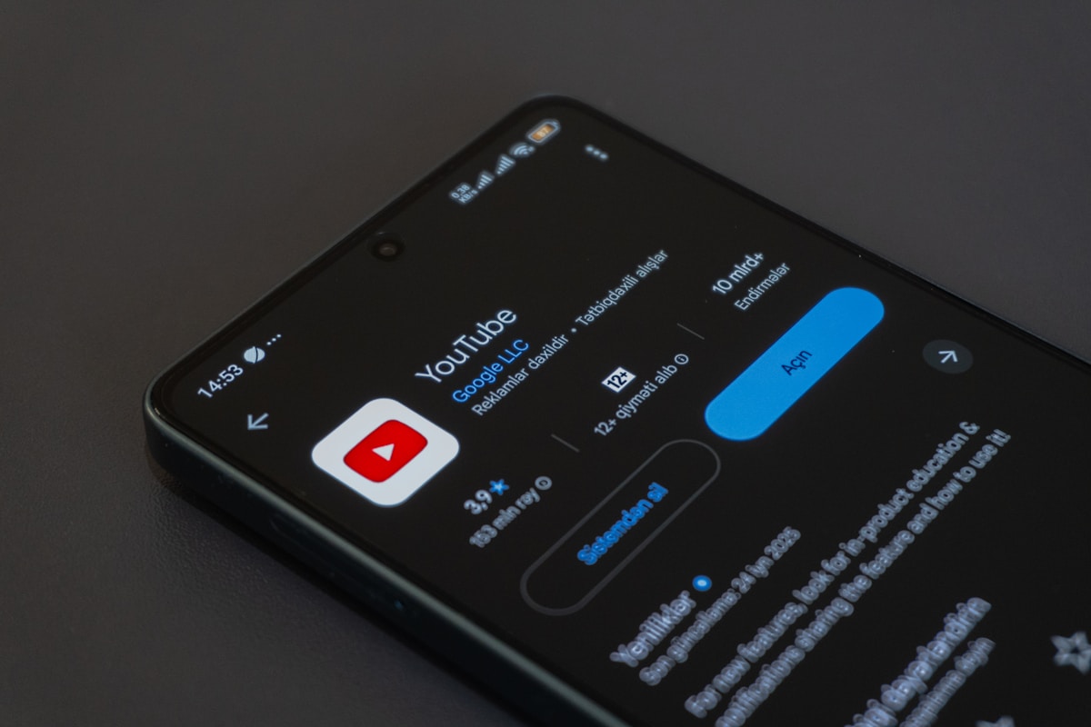 Pantalla de smartphone mostrando aplicaciones y servicios de Google Play