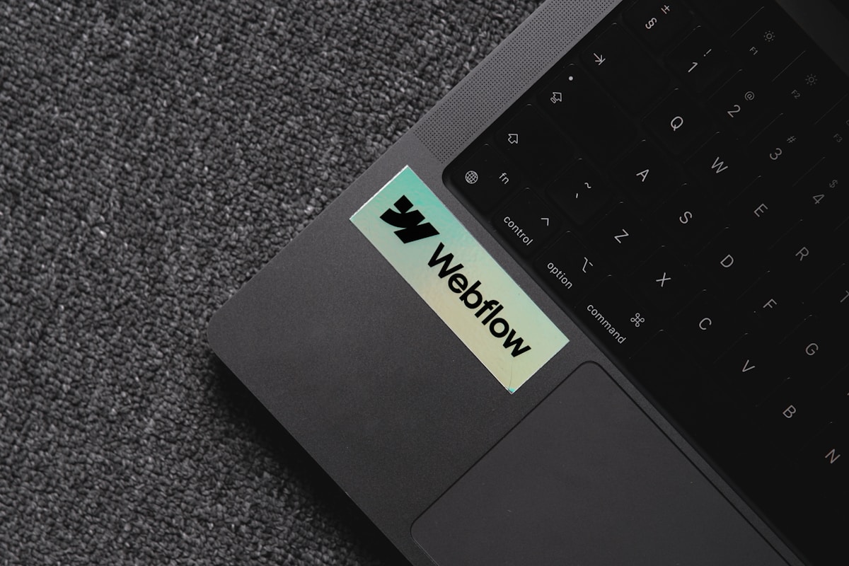 Laptop con sticker adhesivo sobre la cámara web, riesgo de daño en pantalla