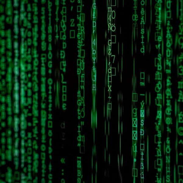 Codigo de programacion en pantalla negra concepto ciberseguridad ransomware IA