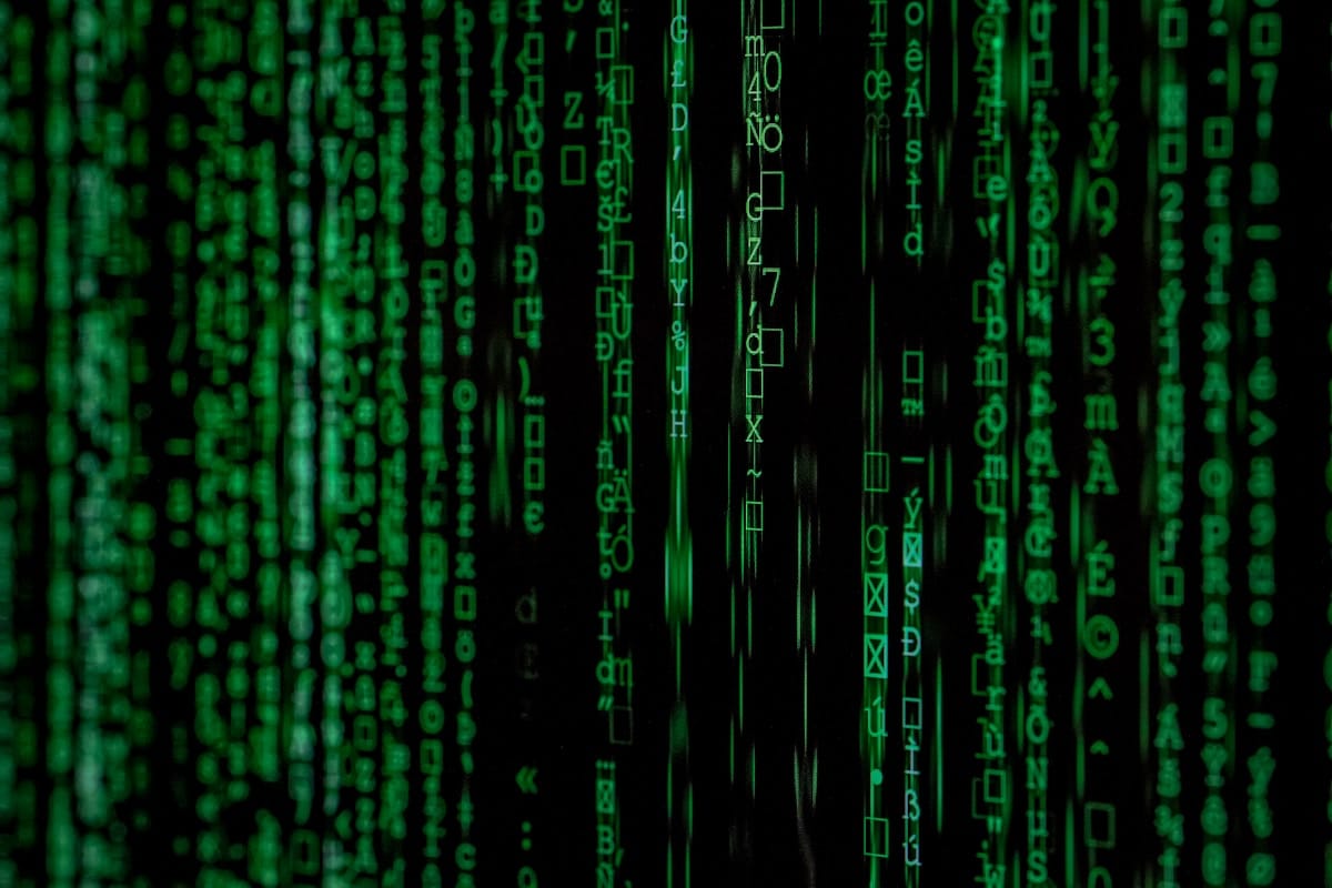 Codigo de programacion en pantalla negra concepto ciberseguridad ransomware IA