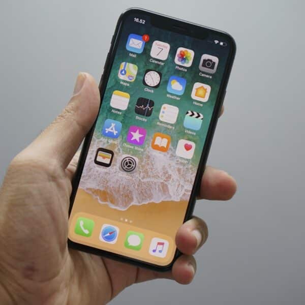 iPhone recibiendo actualización iOS 27 con Siri AI en pantalla