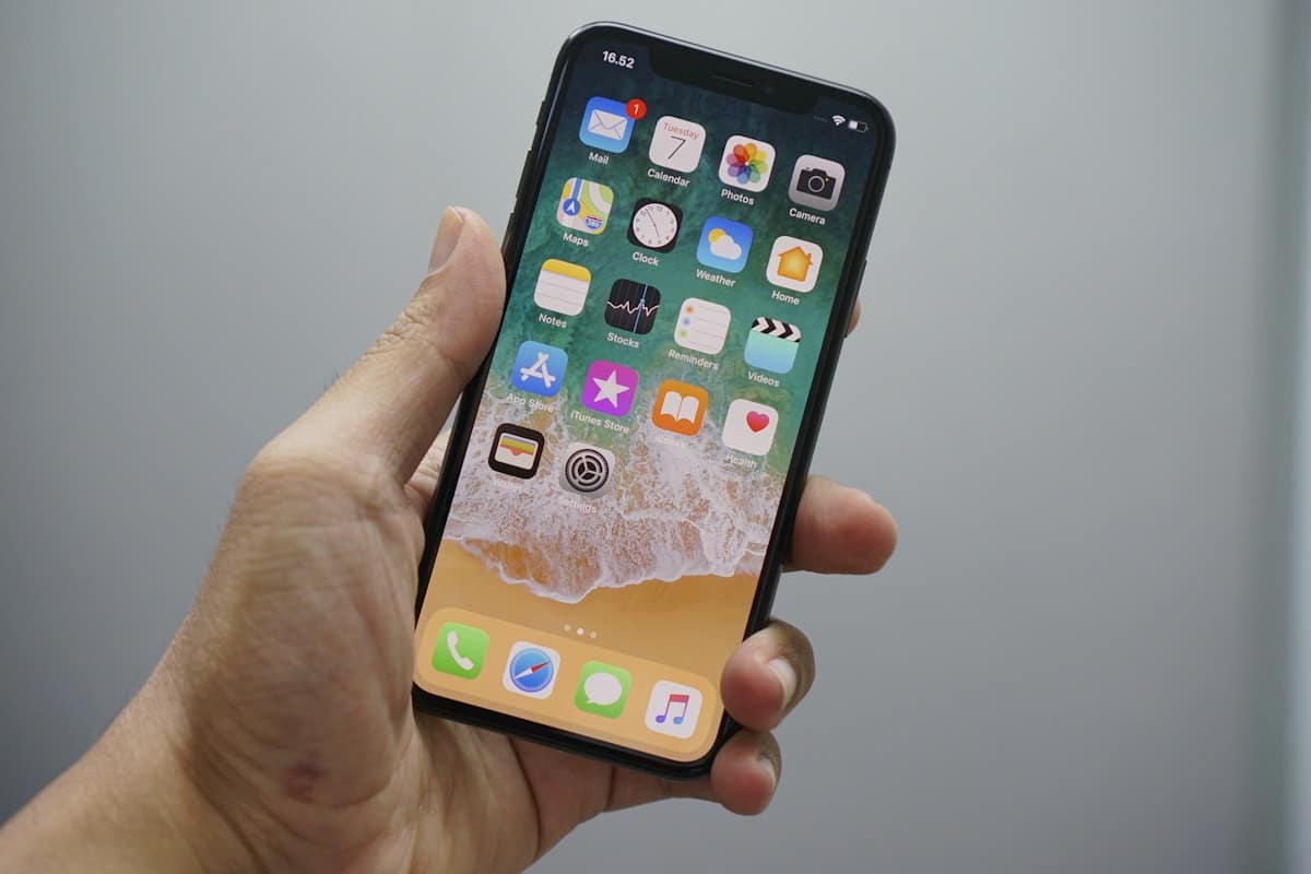 iPhone recibiendo actualización iOS 27 con Siri AI en pantalla