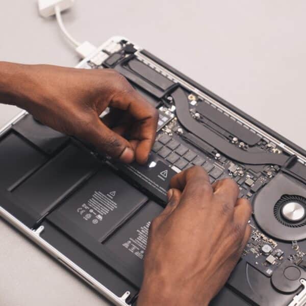 Persona reparando laptop vieja con Chrome OS Flex instalado