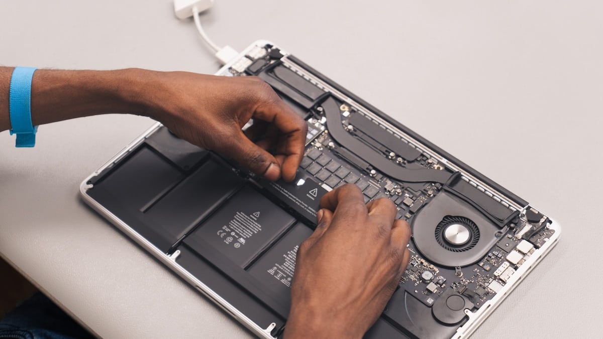 Persona reparando laptop vieja con Chrome OS Flex instalado